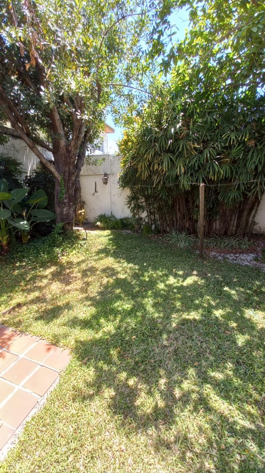 Casa Tres Dormitorios con Cochera y Jardin