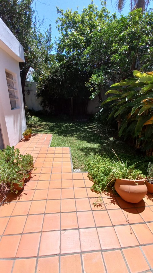 Casa Tres Dormitorios con Cochera y Jardin