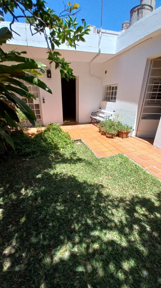 Casa Tres Dormitorios con Cochera y Jardin