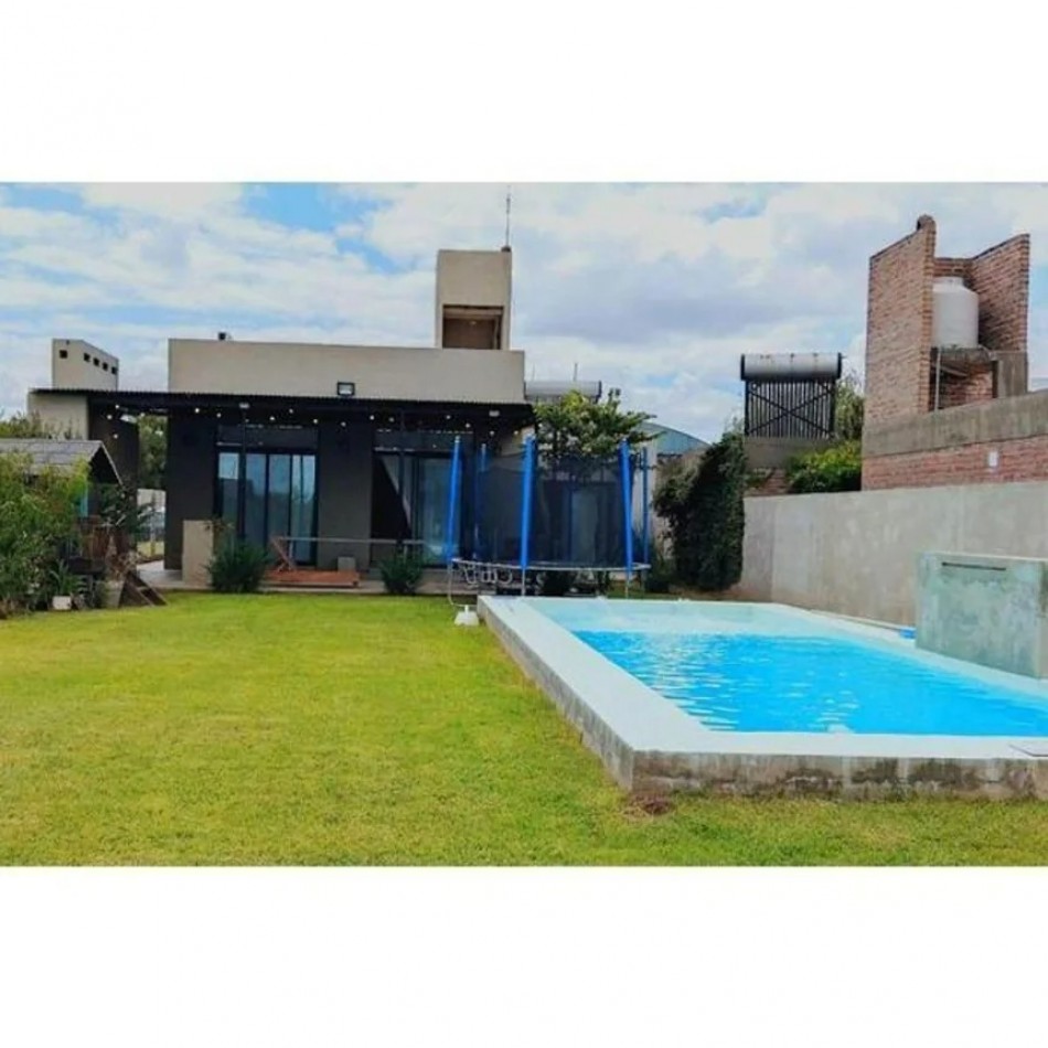 Casa 3 Dormitorios con Pileta y Jardin Villa Amelia