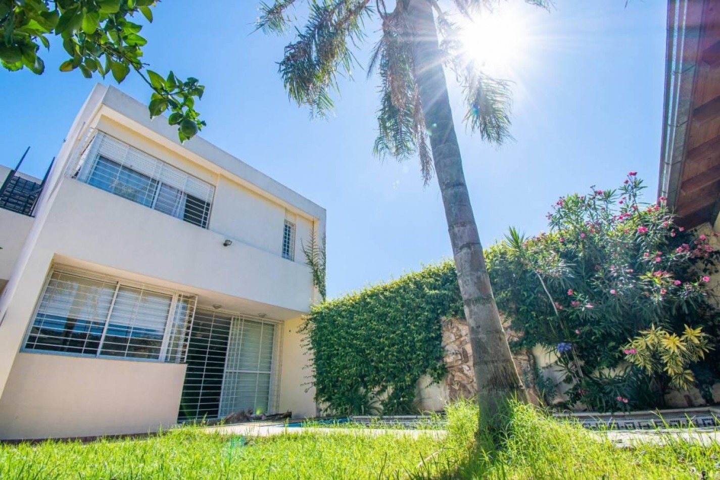 Casa 3 Dormitorios con Piscina y Jardin Barrio Refineria