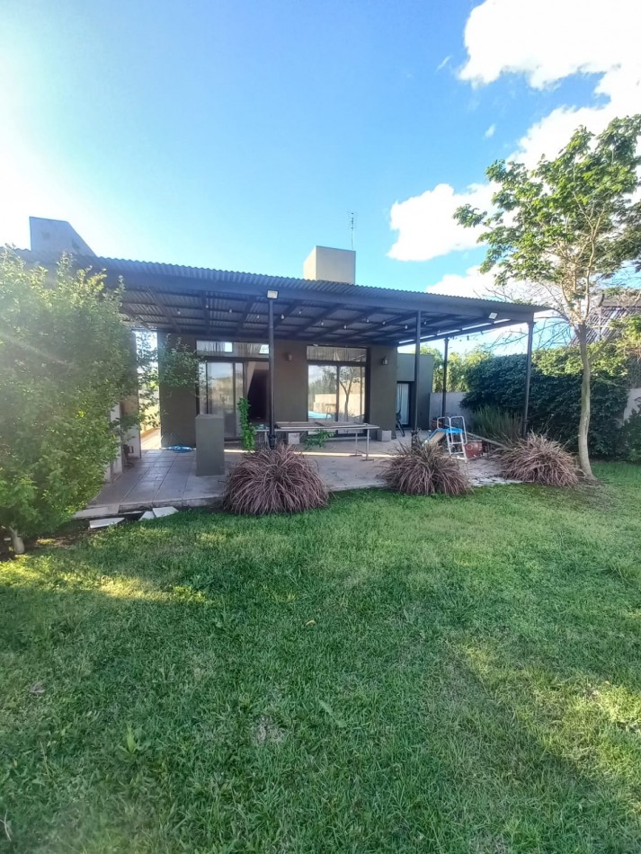 Casa 3 Dormitorios con Pileta y Jardin Villa Amelia