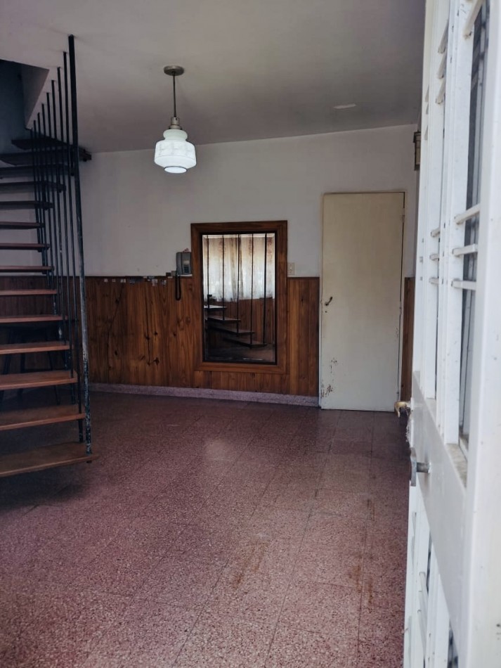 Venta Casa 2 Dormitorios con Cochera y Jardin Zelaya 3500