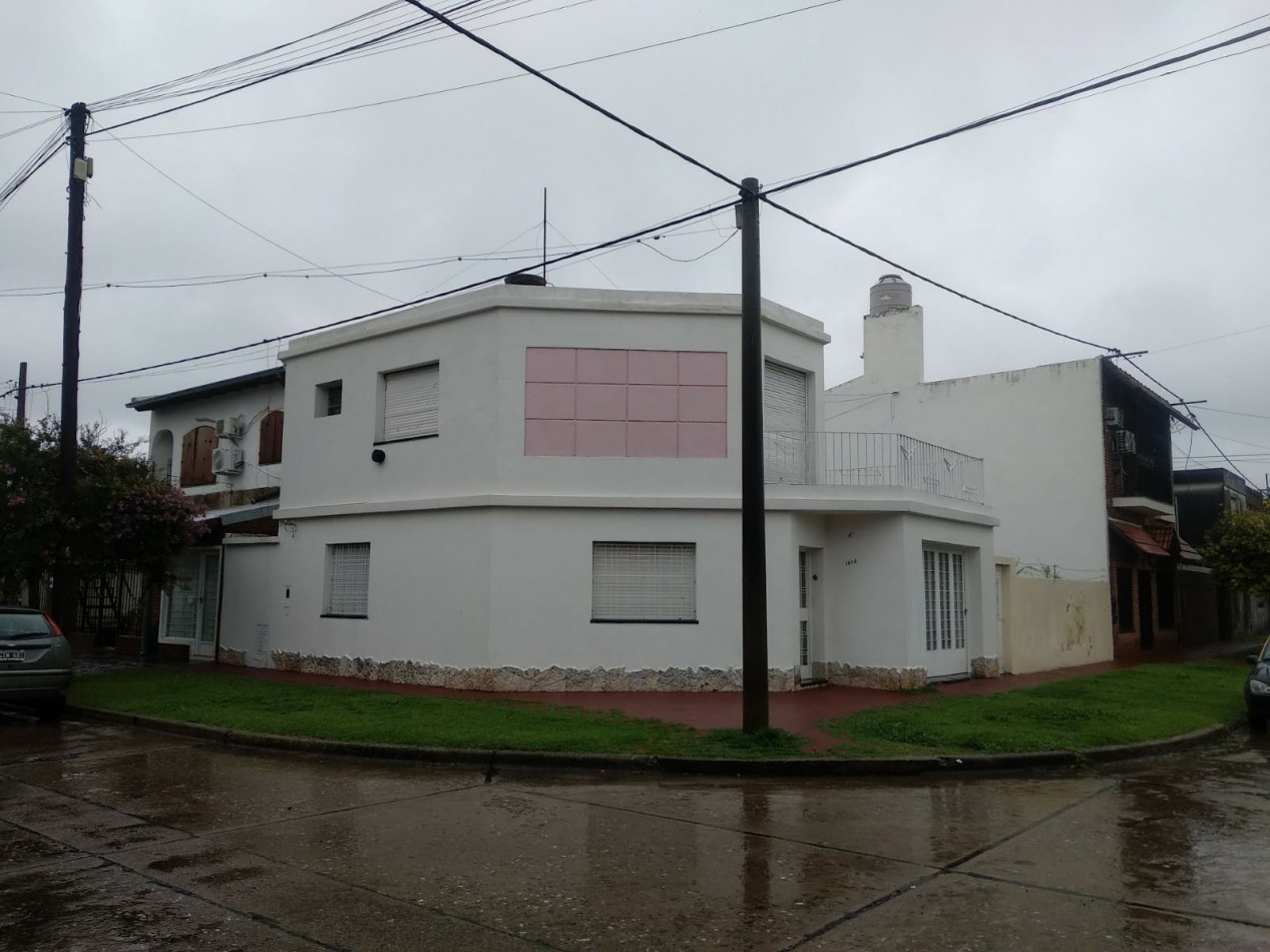 Venta Casa 2 Dormitorios con Cochera y Jardin Zelaya 3500