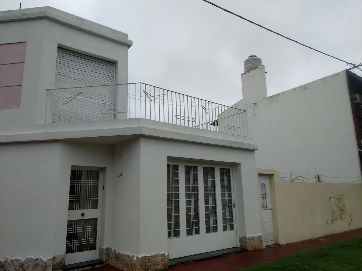 Venta Casa 2 Dormitorios con Cochera y Jardin Zelaya 3500
