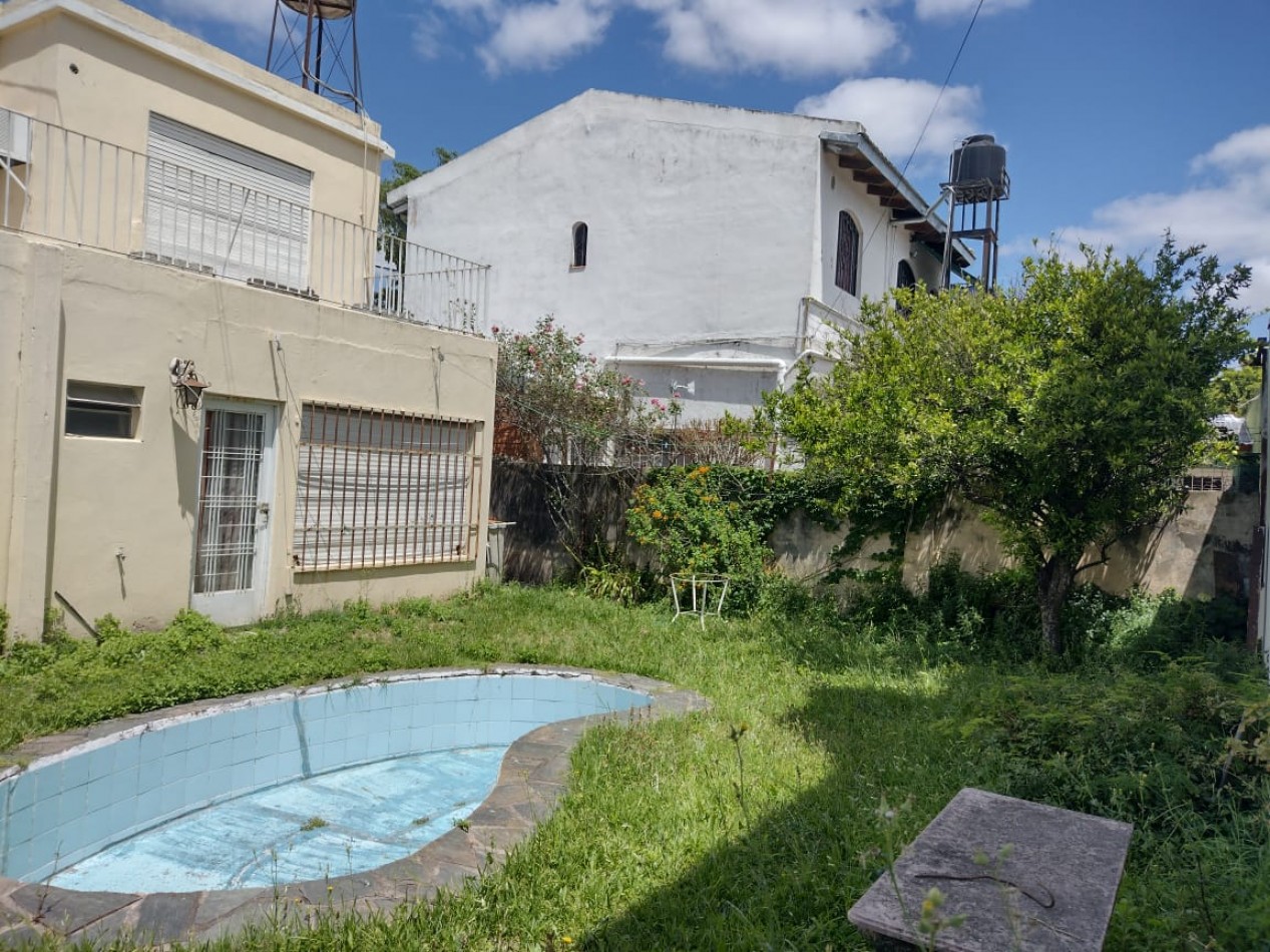Venta Casa 2 Dormitorios con Cochera y Jardin Zelaya 3500
