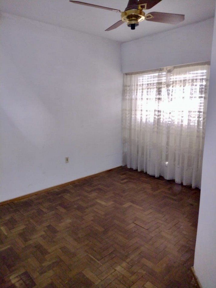 Venta Casa 2 Dormitorios con Cochera y Jardin Zelaya 3500