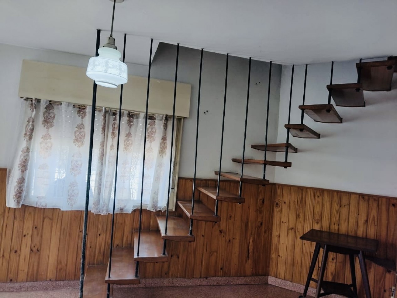 Venta Casa 2 Dormitorios con Cochera y Jardin Zelaya 3500