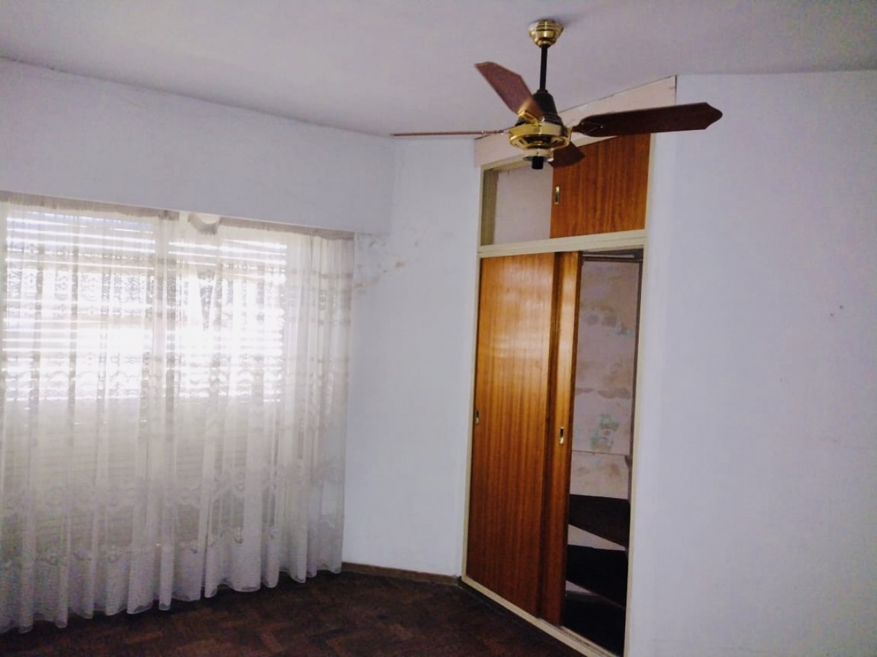 Venta Casa 2 Dormitorios con Cochera y Jardin Zelaya 3500