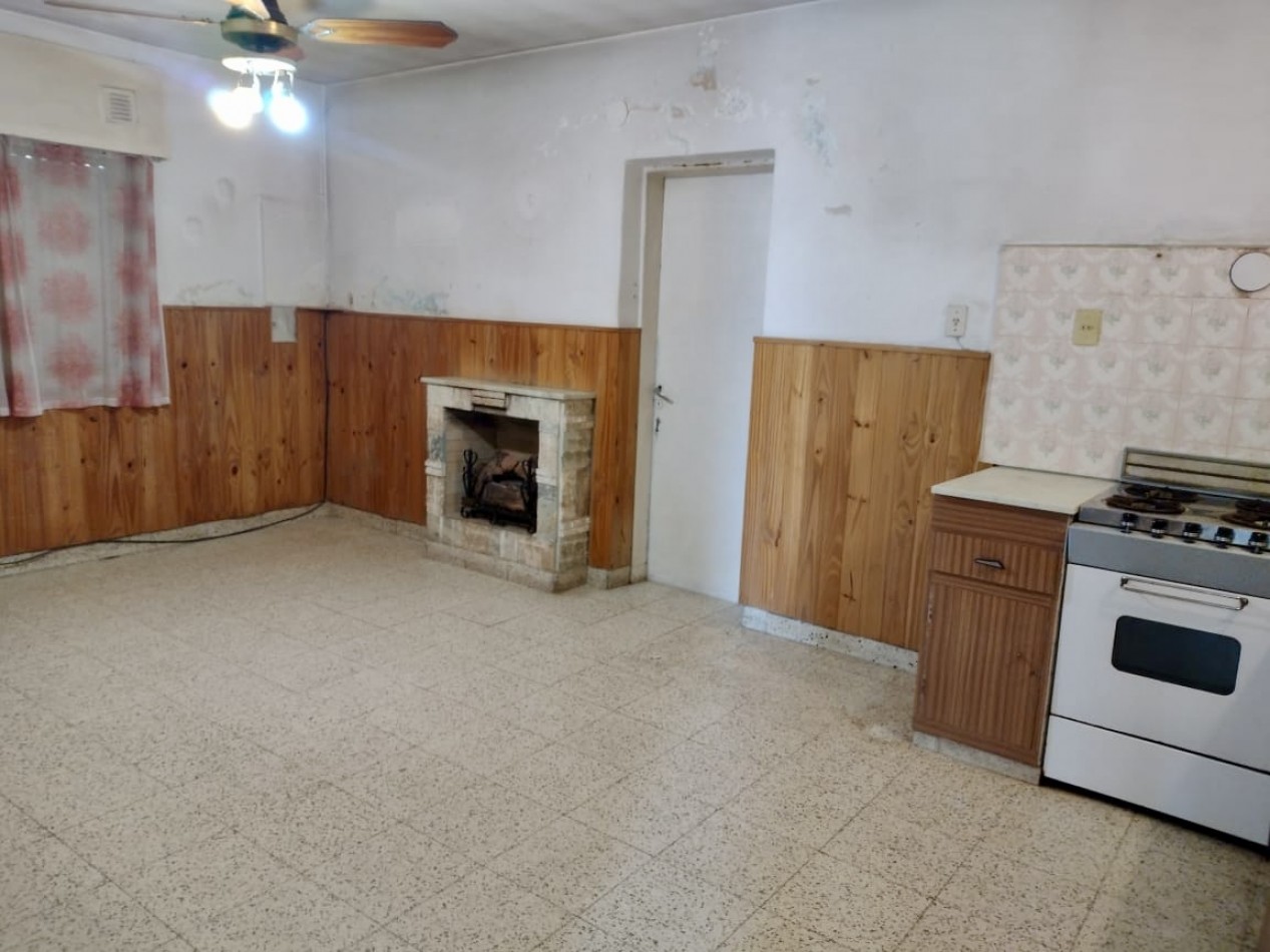 Venta Casa 2 Dormitorios con Cochera y Jardin Zelaya 3500