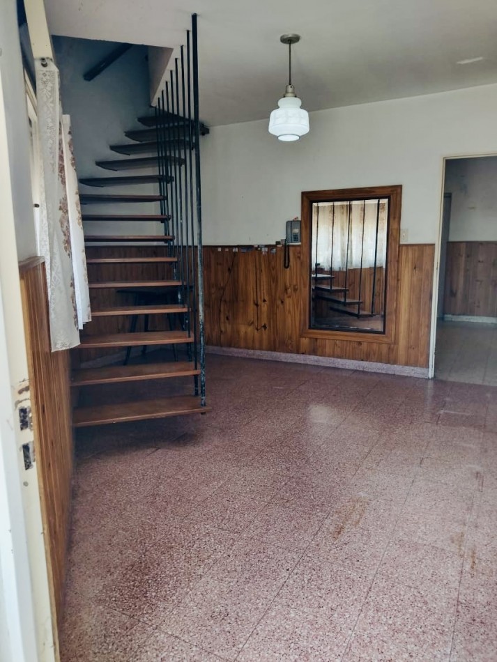 Venta Casa 2 Dormitorios con Cochera y Jardin Zelaya 3500