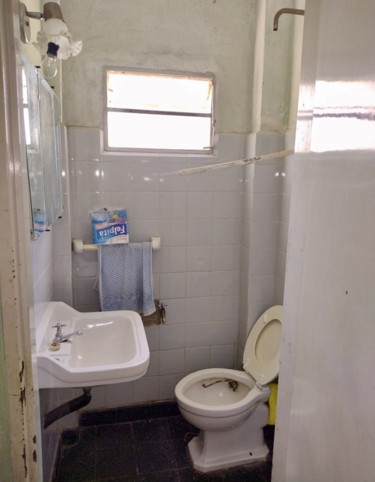 Venta Casa 2 Dormitorios con Cochera y Jardin Zelaya 3500