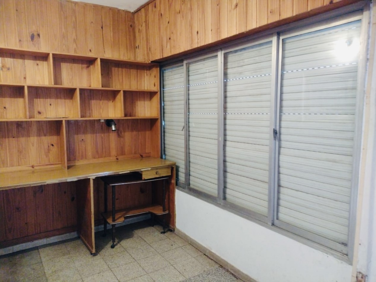 Venta Casa 2 Dormitorios con Cochera y Jardin Zelaya 3500
