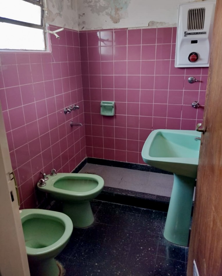Venta Casa 2 Dormitorios con Cochera y Jardin Zelaya 3500