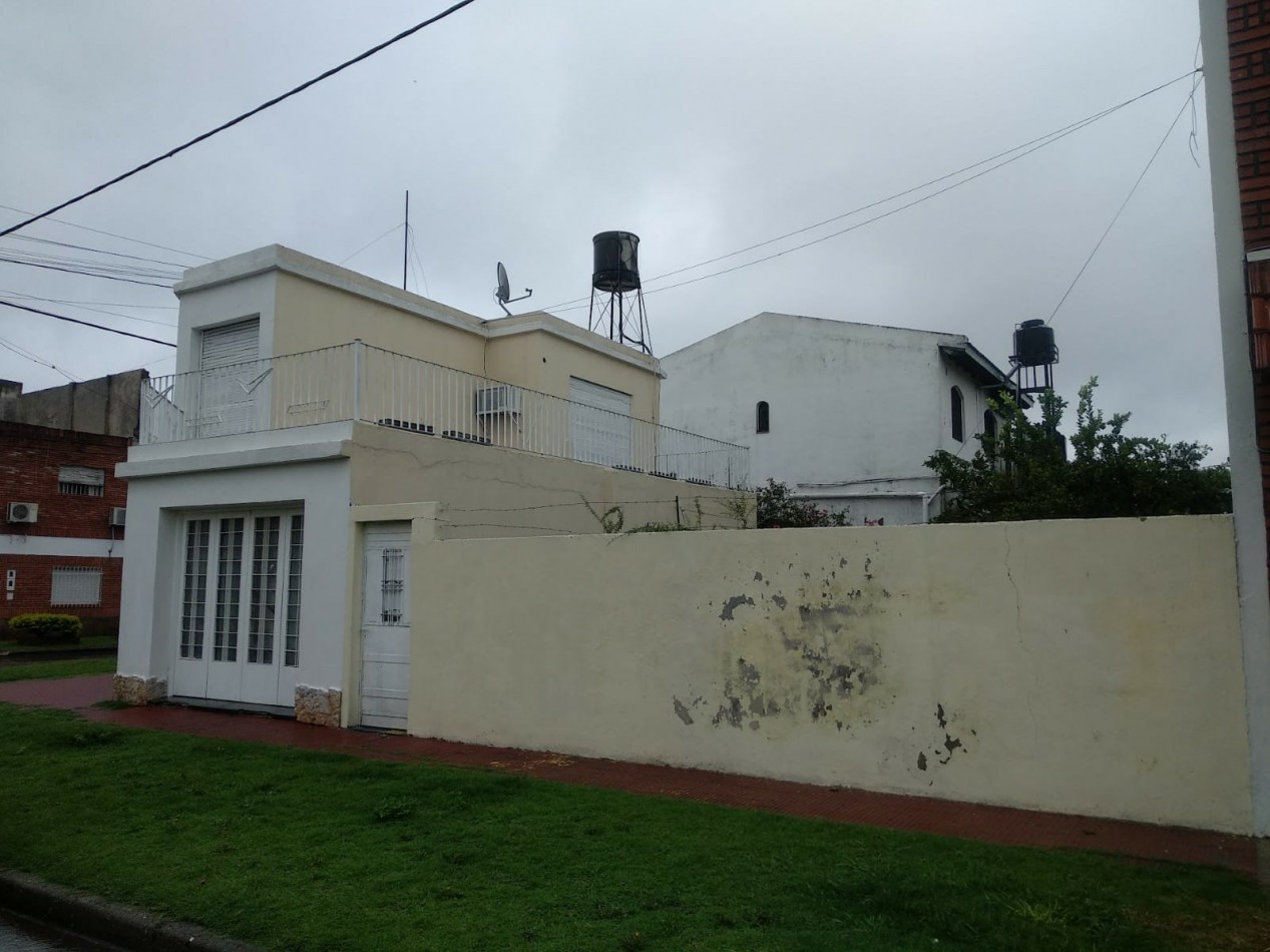Venta Casa 2 Dormitorios con Cochera y Jardin Zelaya 3500