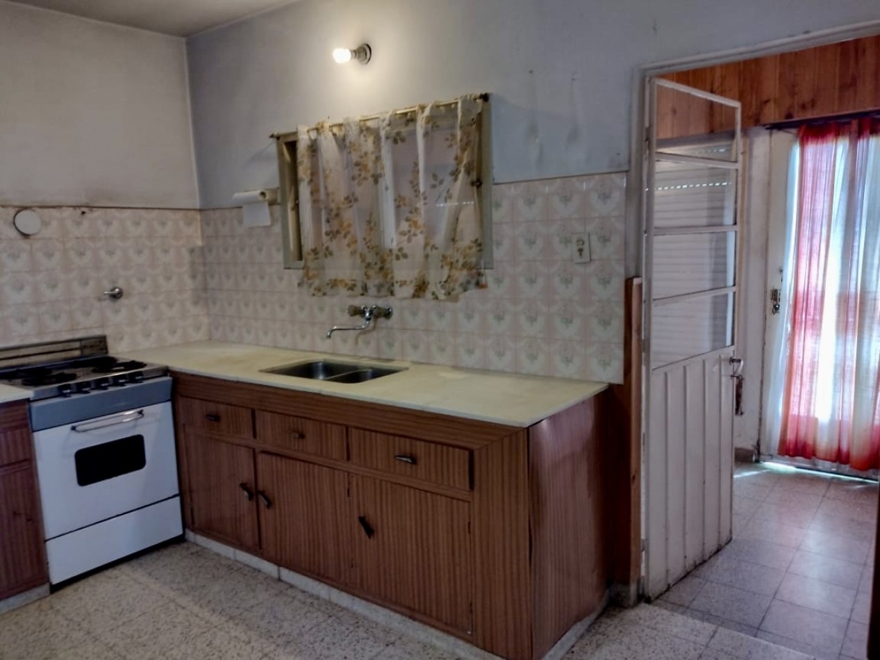 Venta Casa 2 Dormitorios con Cochera y Jardin Zelaya 3500
