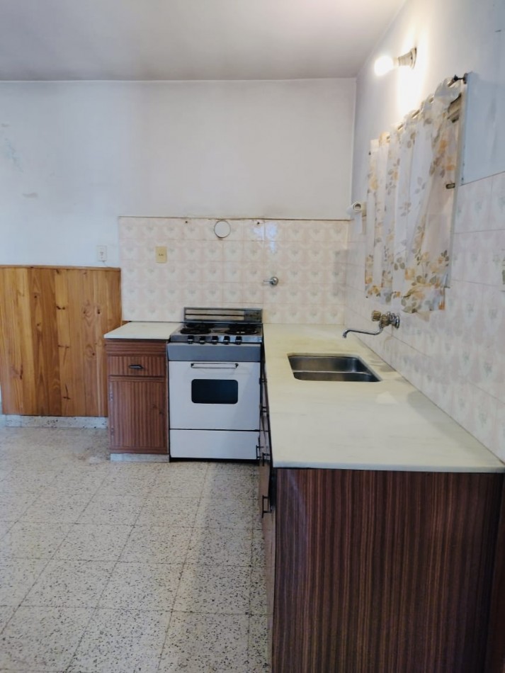Venta Casa 2 Dormitorios con Cochera y Jardin Zelaya 3500