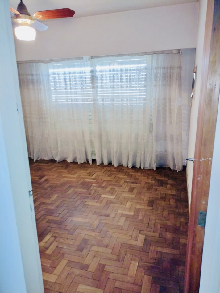 Venta Casa 2 Dormitorios con Cochera y Jardin Zelaya 3500