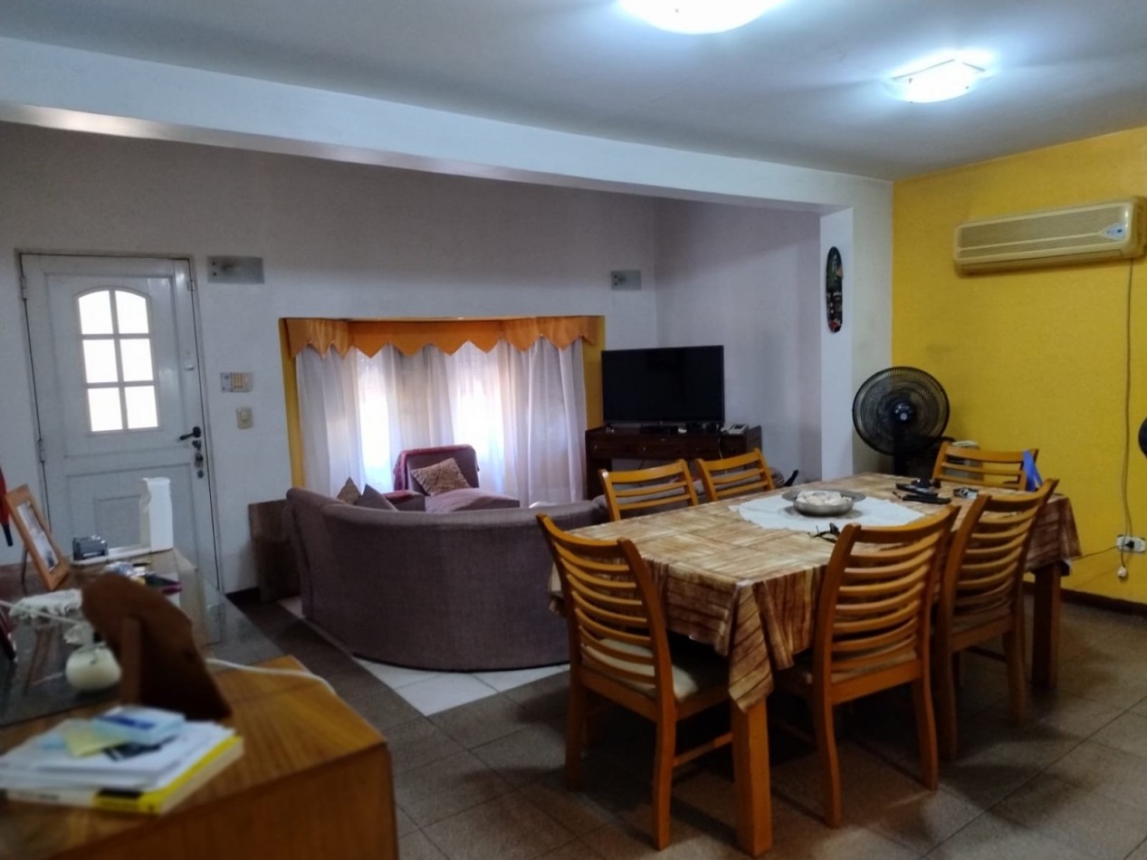 Venta Casa 3 Dormitorios con Cochera y Jardin Carbia 800