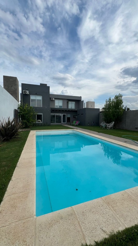 Venta Casa 4 Dormitorios con Pileta en Campiñas de Piñero