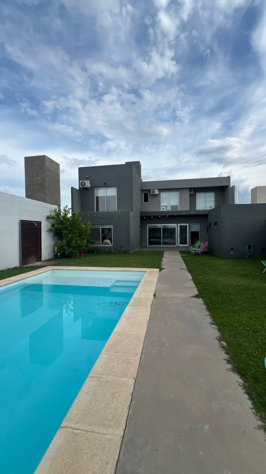 Venta Casa 4 Dormitorios con Pileta en Campiñas de Piñero