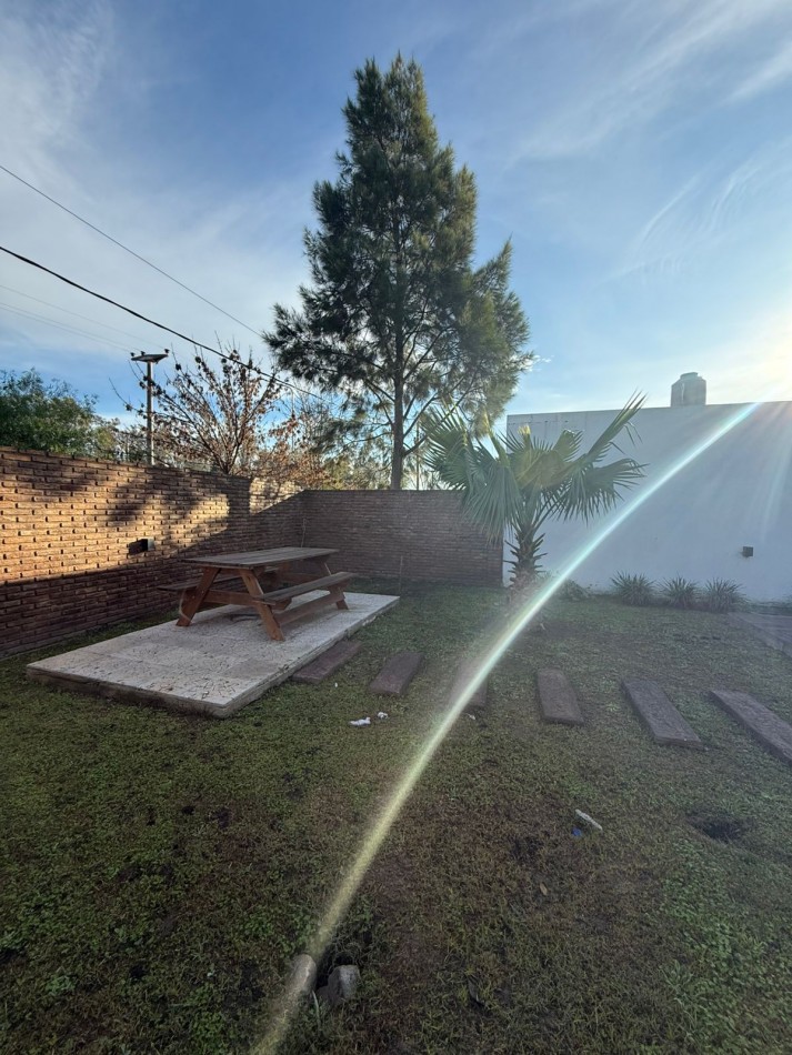 Venta Casa 1 Dormitorio con Pileta y Jardin Piñero