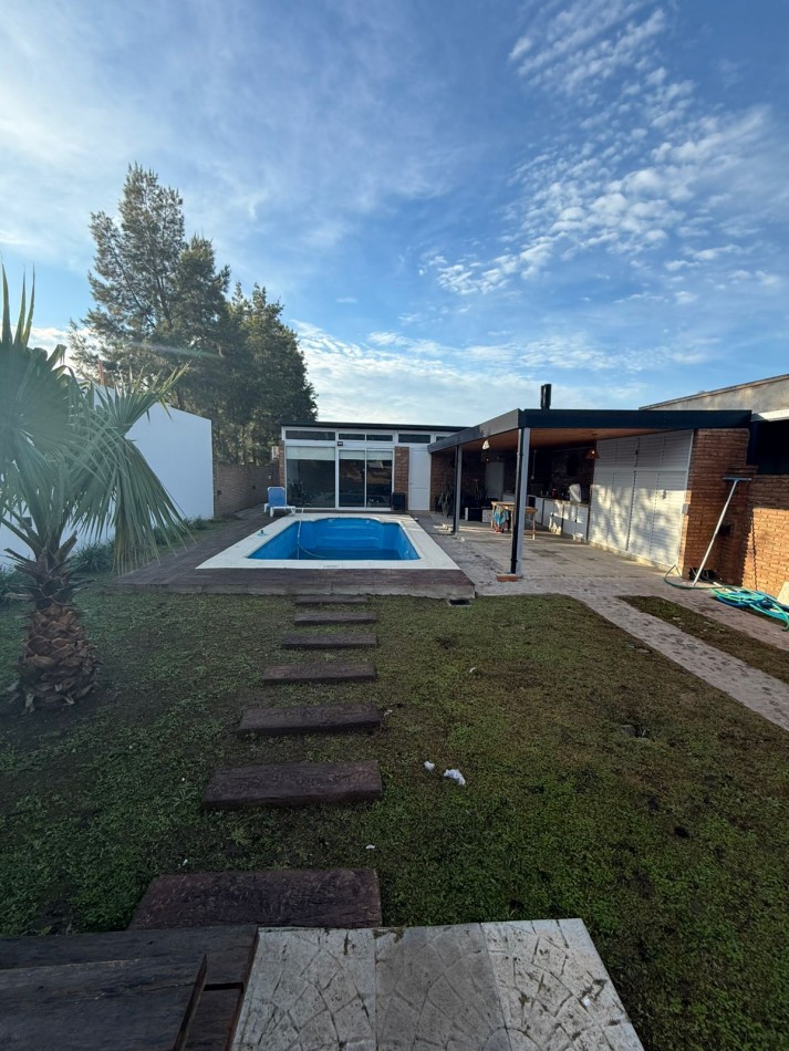 Venta Casa 1 Dormitorio con Pileta y Jardin Piñero