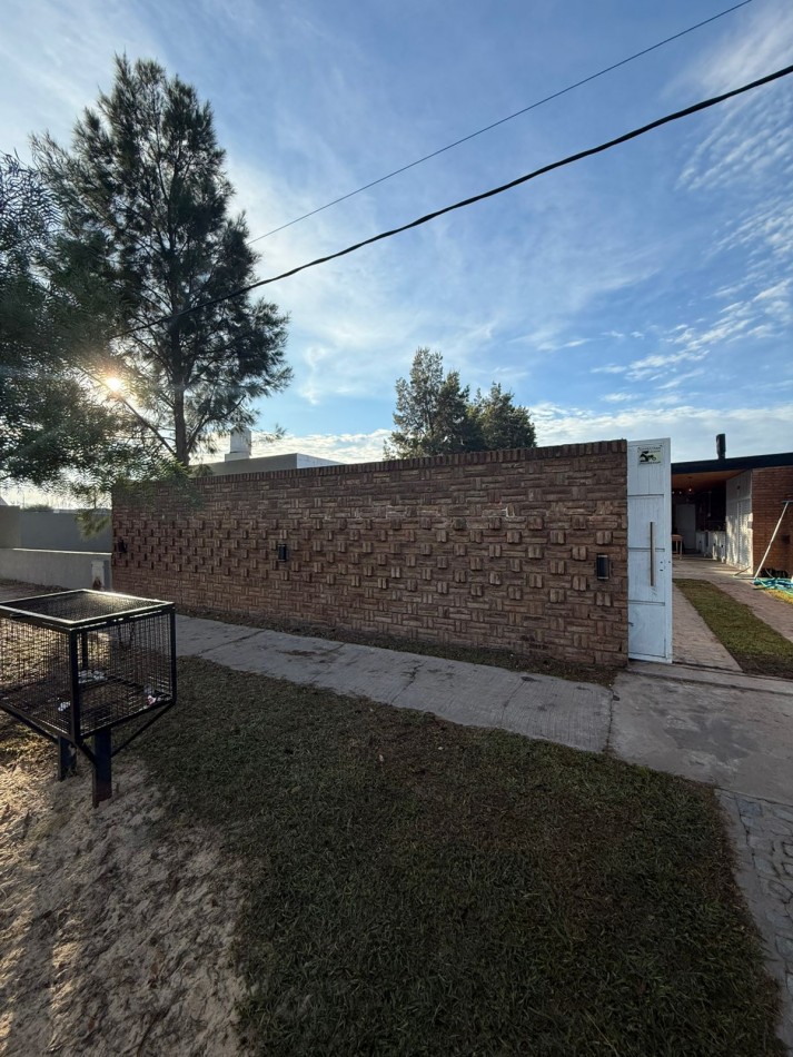 Venta Casa 1 Dormitorio con Pileta y Jardin Piñero