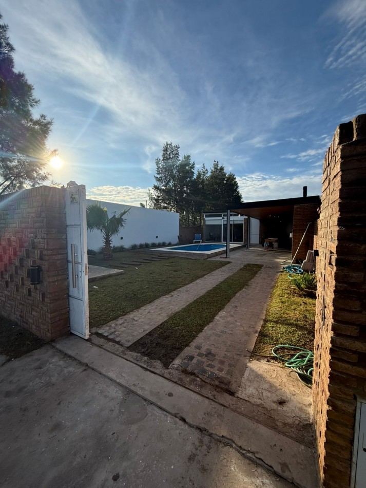 Venta Casa 1 Dormitorio con Pileta y Jardin Piñero