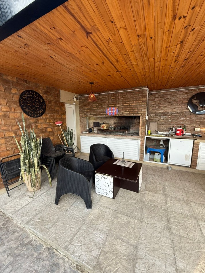 Venta Casa 1 Dormitorio con Pileta y Jardin Piñero