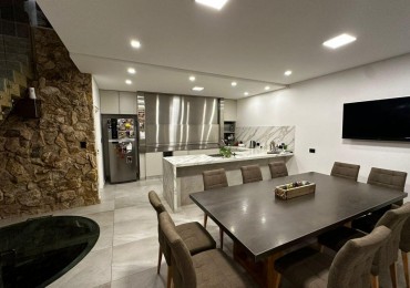 Casa de 3 Dormitorios con Piscina, Cava Subterranea, Gimnasio y Sauna en Alvarez